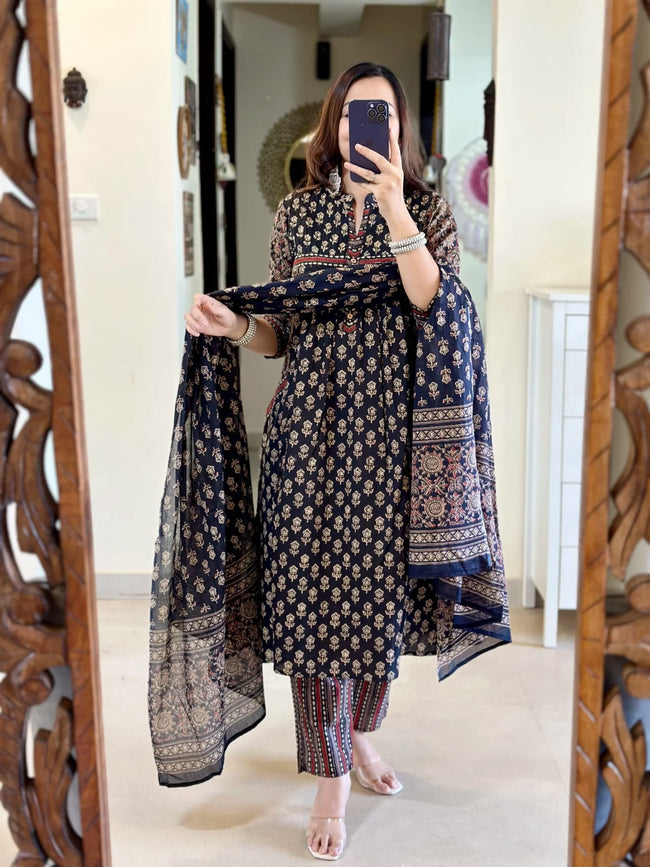 Elegant Navy Blue Printed Cotton Kurta Set Hover Image