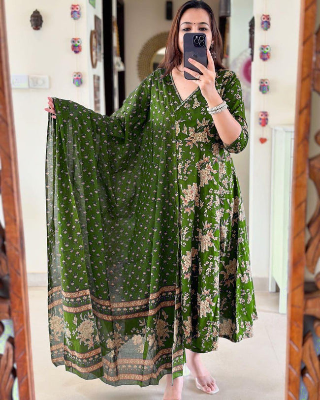 Effortlessly Elegant in Emerald Green Main Image
