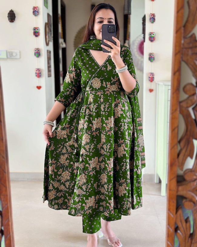 Effortlessly Elegant in Emerald Green Hover Image